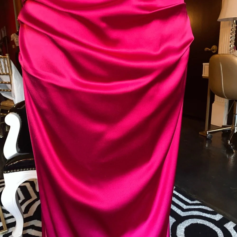 Talbot Runhof Barbie pink, fuchsia evening gown in duchesse satin.  SZ 14/44. - Picture 7 of 13